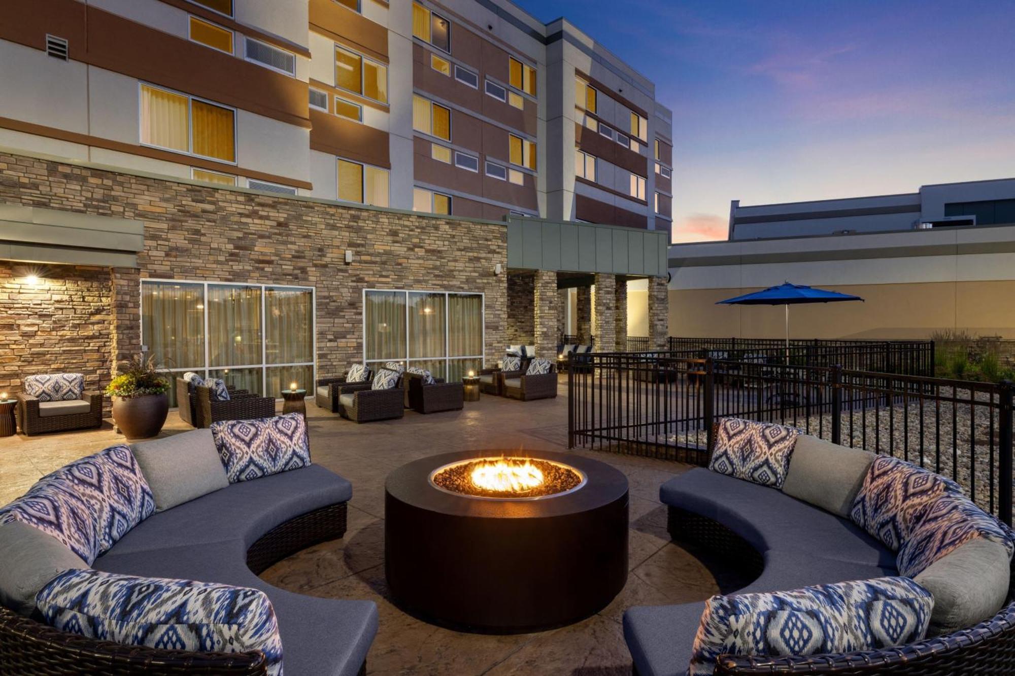Courtyard By Marriott Omaha Bellevue At Beardmore Event Center Экстерьер фото